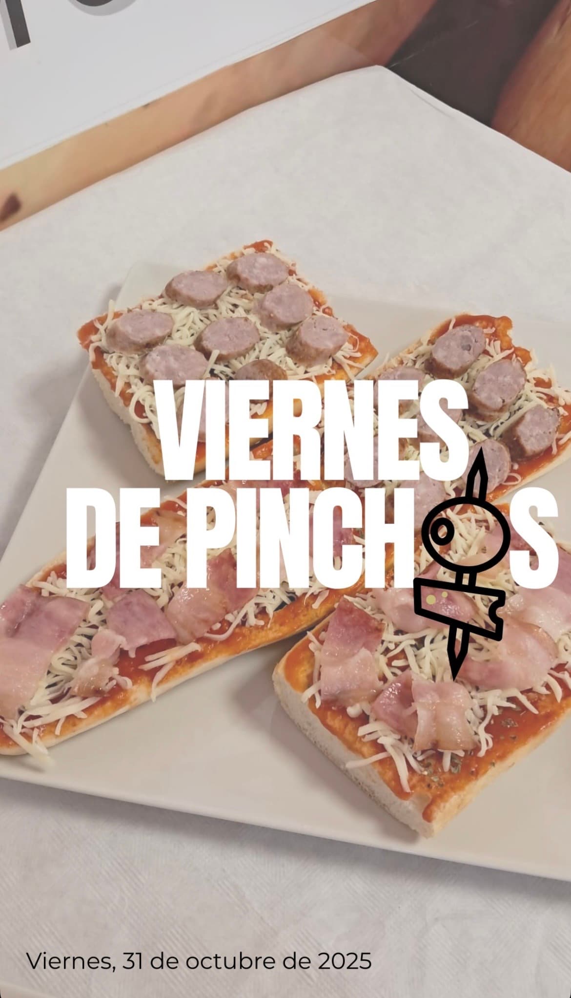 Viernes de Pinchos — pan pizza con salchicha y bacon