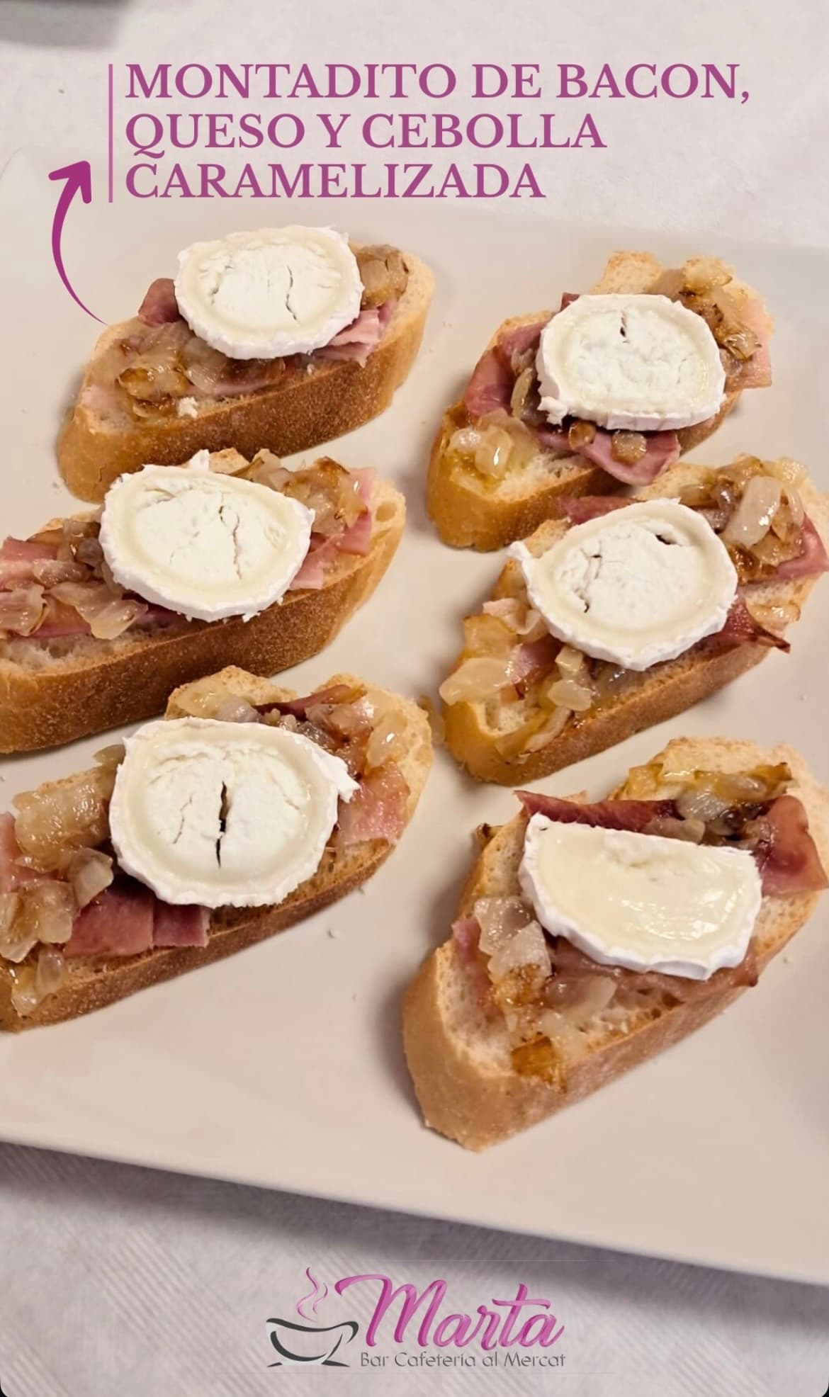 Montadito de bacon, queso y cebolla caramelizada